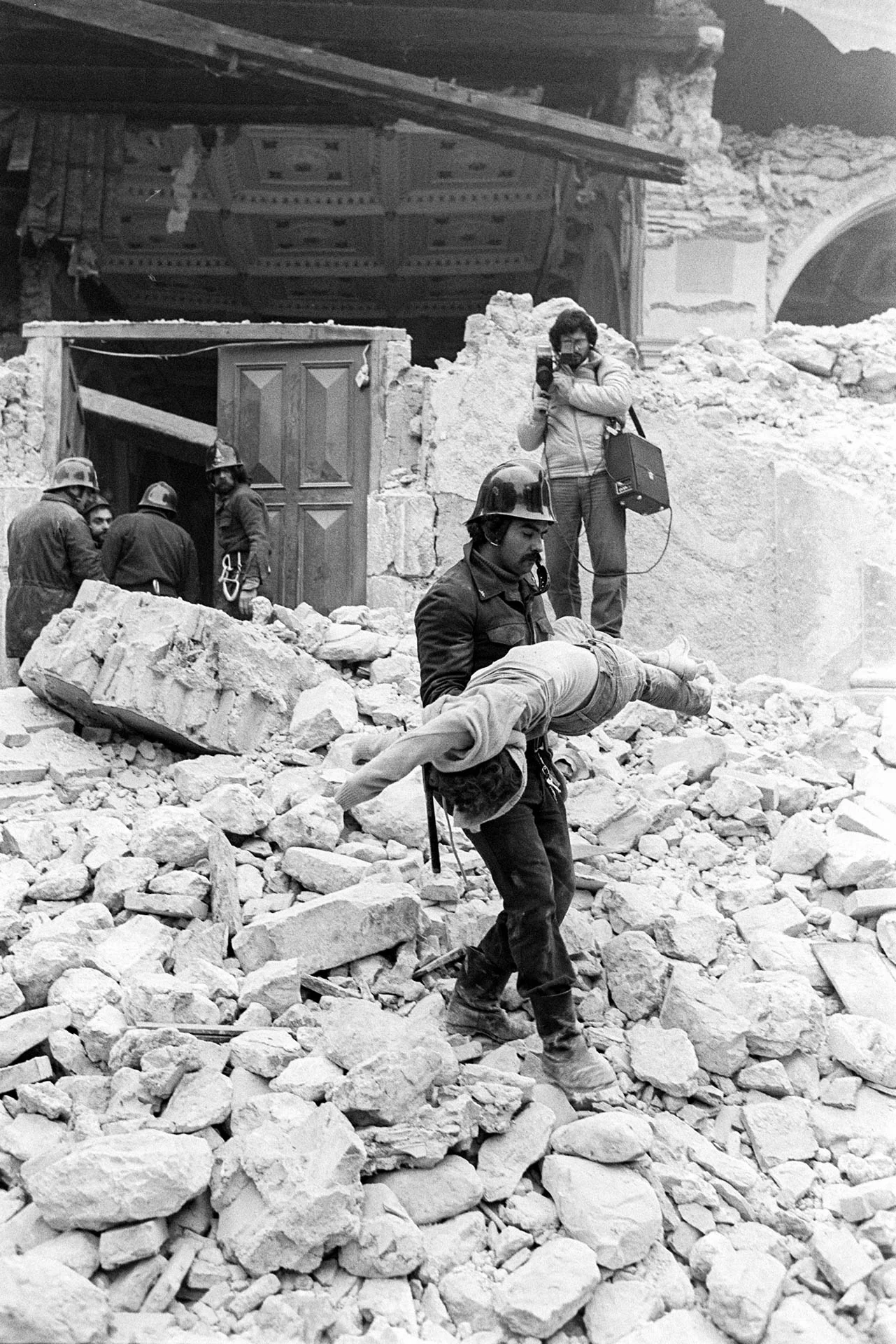 Basilicata, 24 November 1980
At 19,35 pm of the night of 23 November, the biggest earthquake in Italy destroys a large part of Campania and Basilicate towns and villages. More than 3000 people dead, 250,000 homeless.
© GIANNI GIANSANTI