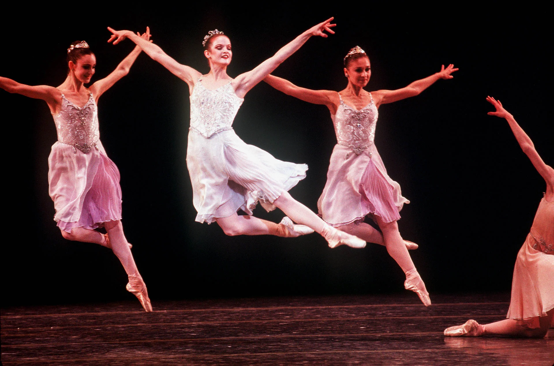 New York, USA 10 May 1995.
A week spend in the backstage of the prestigious New York city ballet.
© GIANNI GIANSANTI