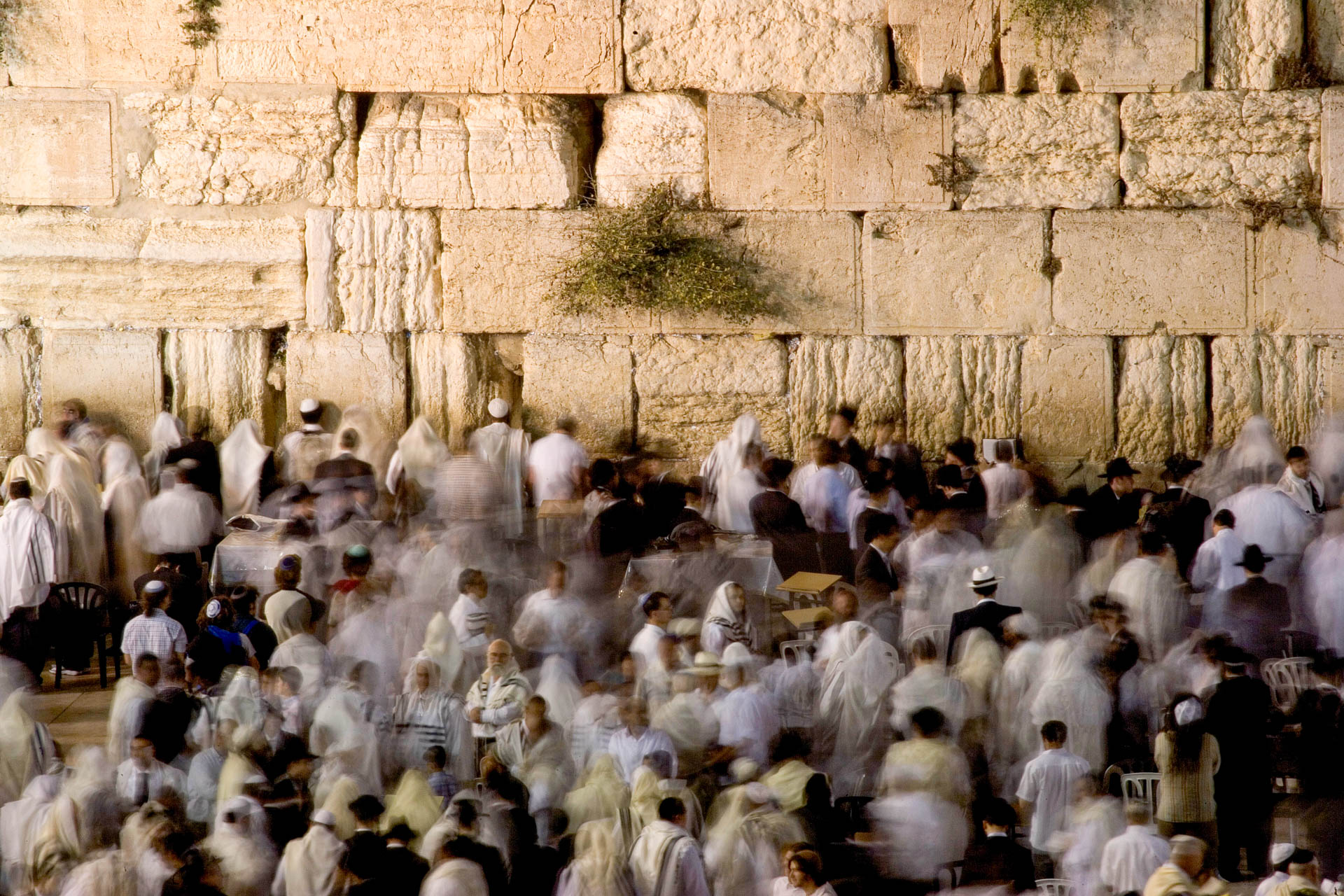  Jerusalem, Israel - 13 October 2005
The celebration of Yom Kippur, the jewish holiest day, at Western Wall.
© GIANNI GIANSANTI 