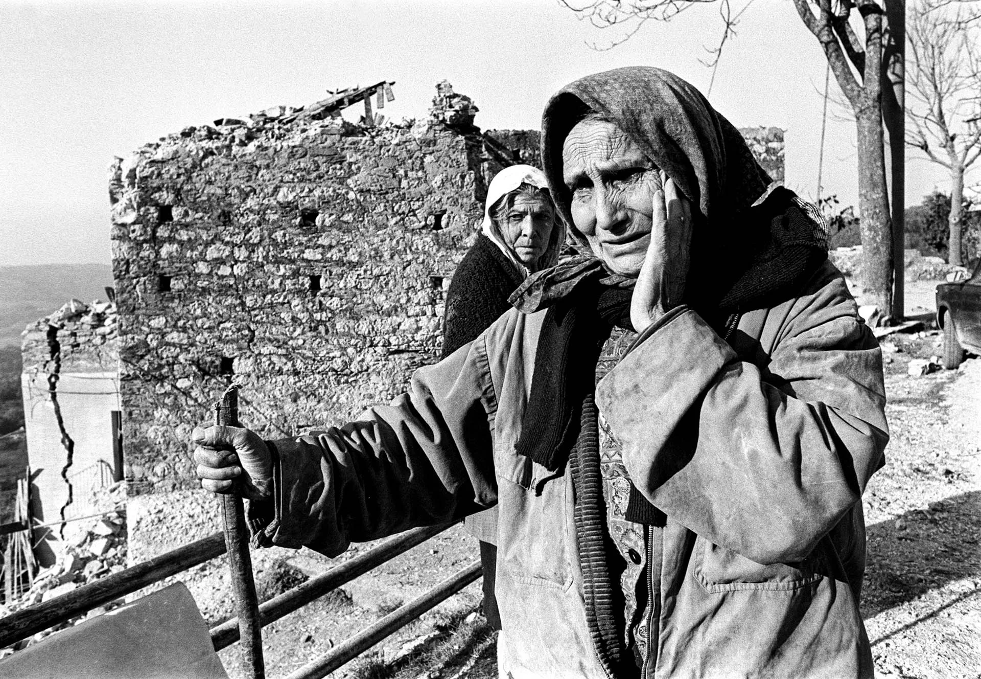 Basilicata, 24 November 1980
At 19,35 pm of the night of 23 November, the biggest earthquake in Italy destroys a large part of Campania and Basilicate towns and villages. More than 3000 people dead, 250,000 homeless.
© GIANNI GIANSANTI
