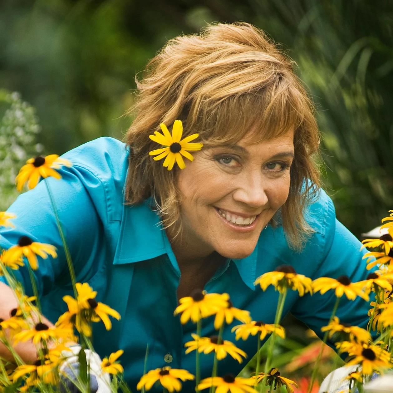 Melinda+Myers+with+daisies+high+res.jpg
