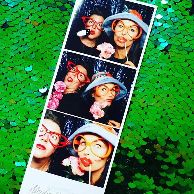 A bit of moonlighting from the weekend! I was helping out the fab Sonya @thefoxyphotobooth @weddings_at_edgewater Such fun!
.
.
.
.
.
#celebrantemily #wanakawedding #wanakaweddings #weddingwanaka #wanakacelebrant #celebrantwanaka #sayidoinwanaka #wanaka #destinationwedding #weddingdestination #foxyphotobooth