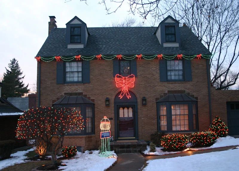 red-bows-green-swags.jpg