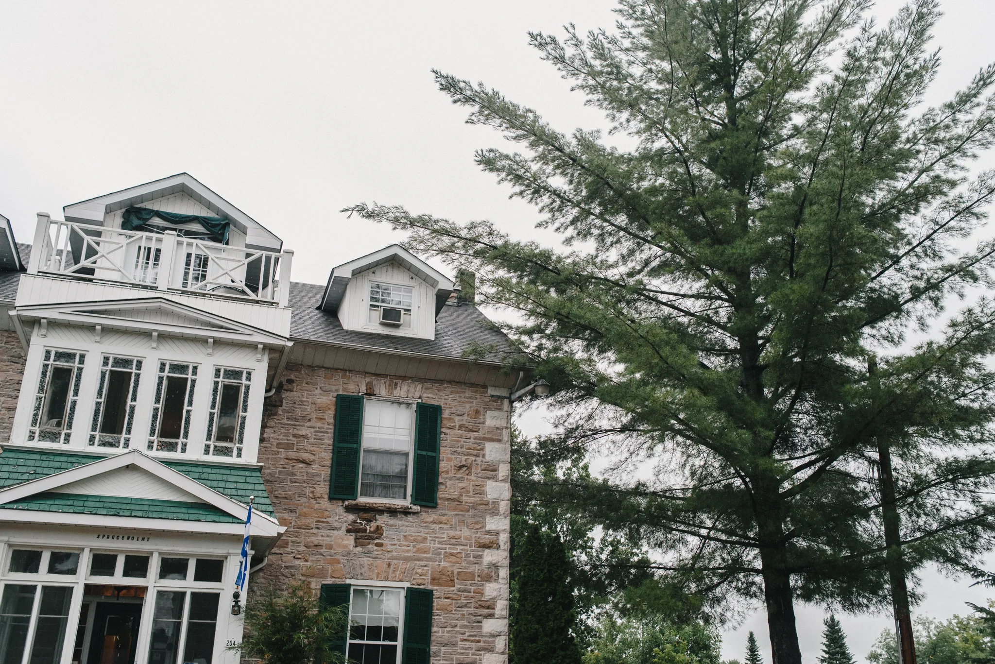 erika + patrick's wedding at spruceholme inn, fort coulonge