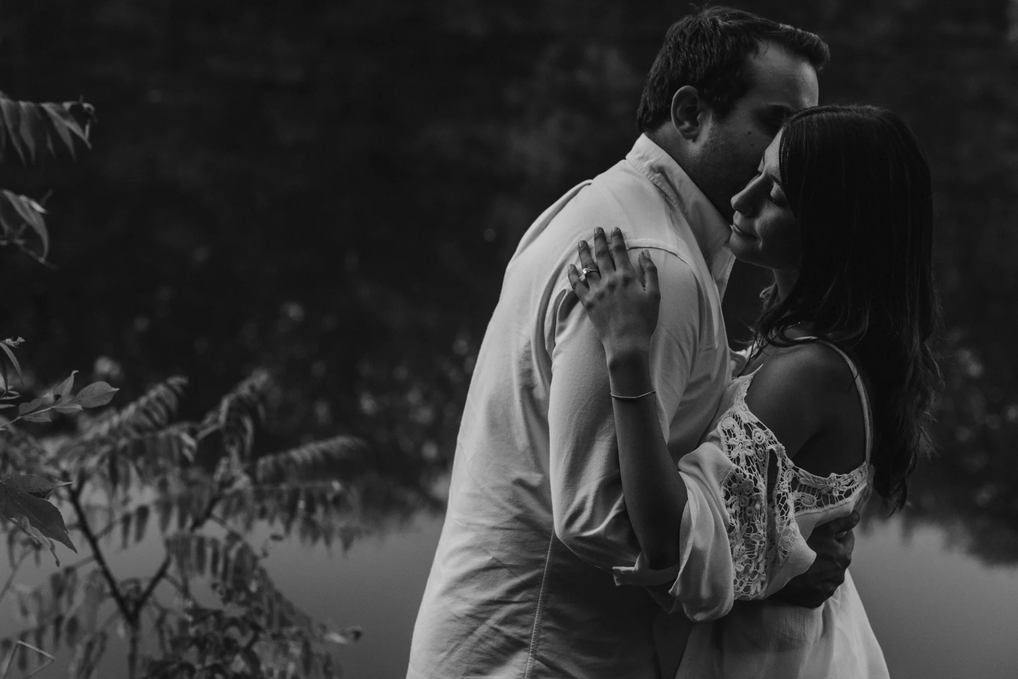 laura + yoni's engagement session at parc angrignon, montreal