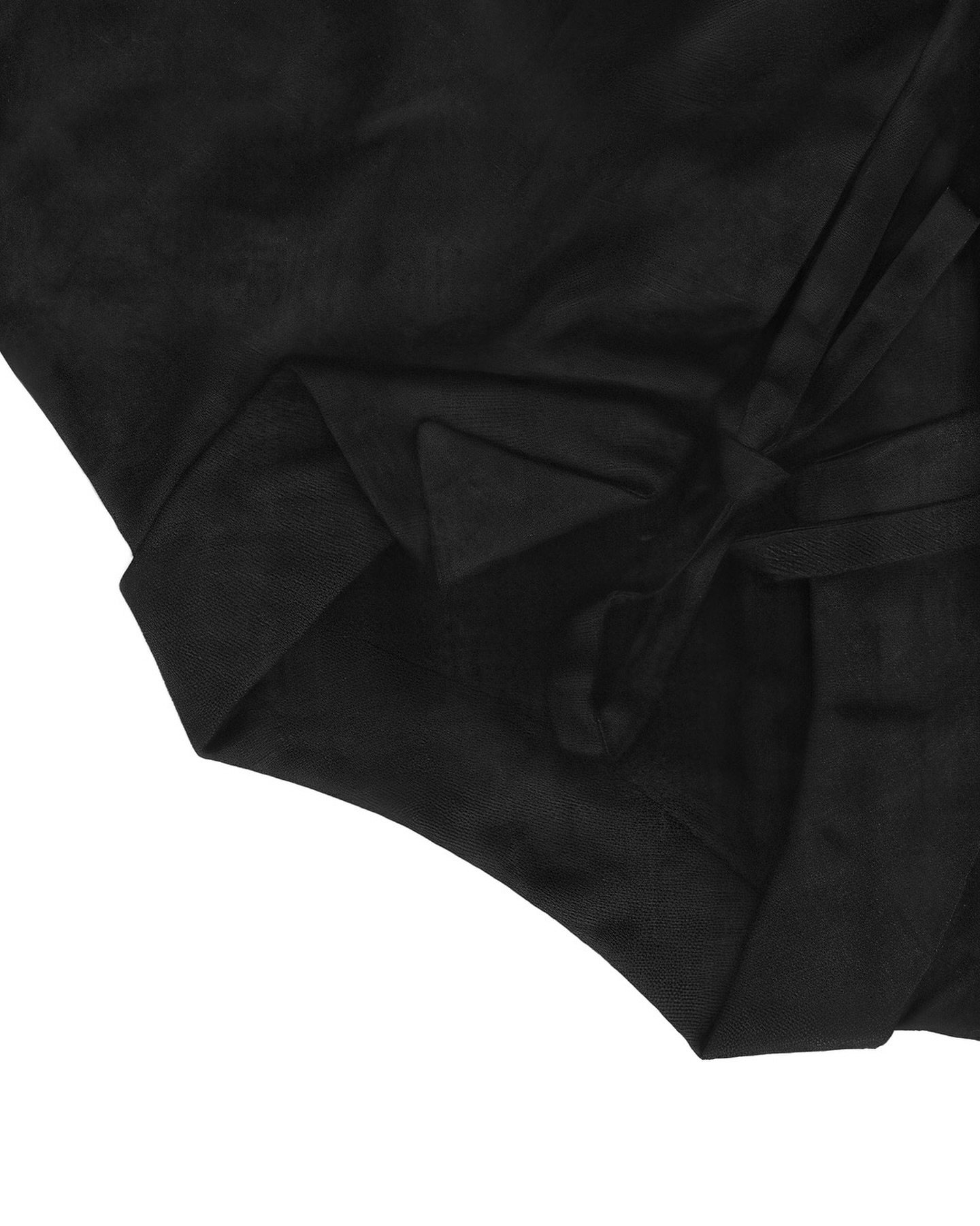 Close up - cropped front ties shirt 🖤 

⠀⠀⠀⠀⠀⠀⠀⠀⠀
#avantgarde #avantgardefashion #darkfashion #allinblack #darkwear #artisanalfashion #darkavantagarde #conceptuualfashion #allblackeverything #darkluxury #minimalfashion #monochrome #slowfashion #seas