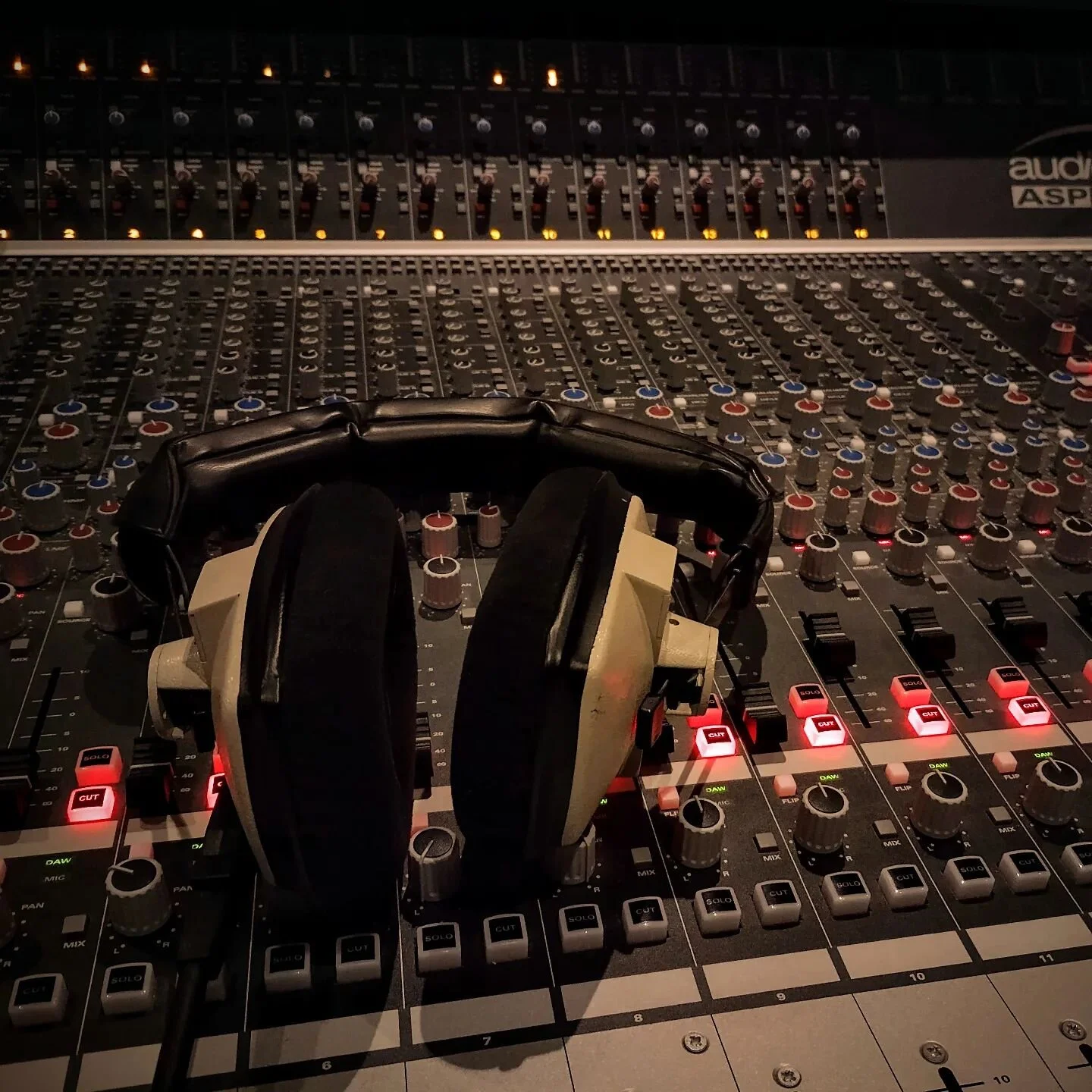 Had the DT100s out over the weekend - can't have a studio without a pair of these handy! 
#beyerdynamic #InfirmaryRecords #recordingengineer #recordingstudio #trackingsession #DT100 #Derbyshire #chesterfield