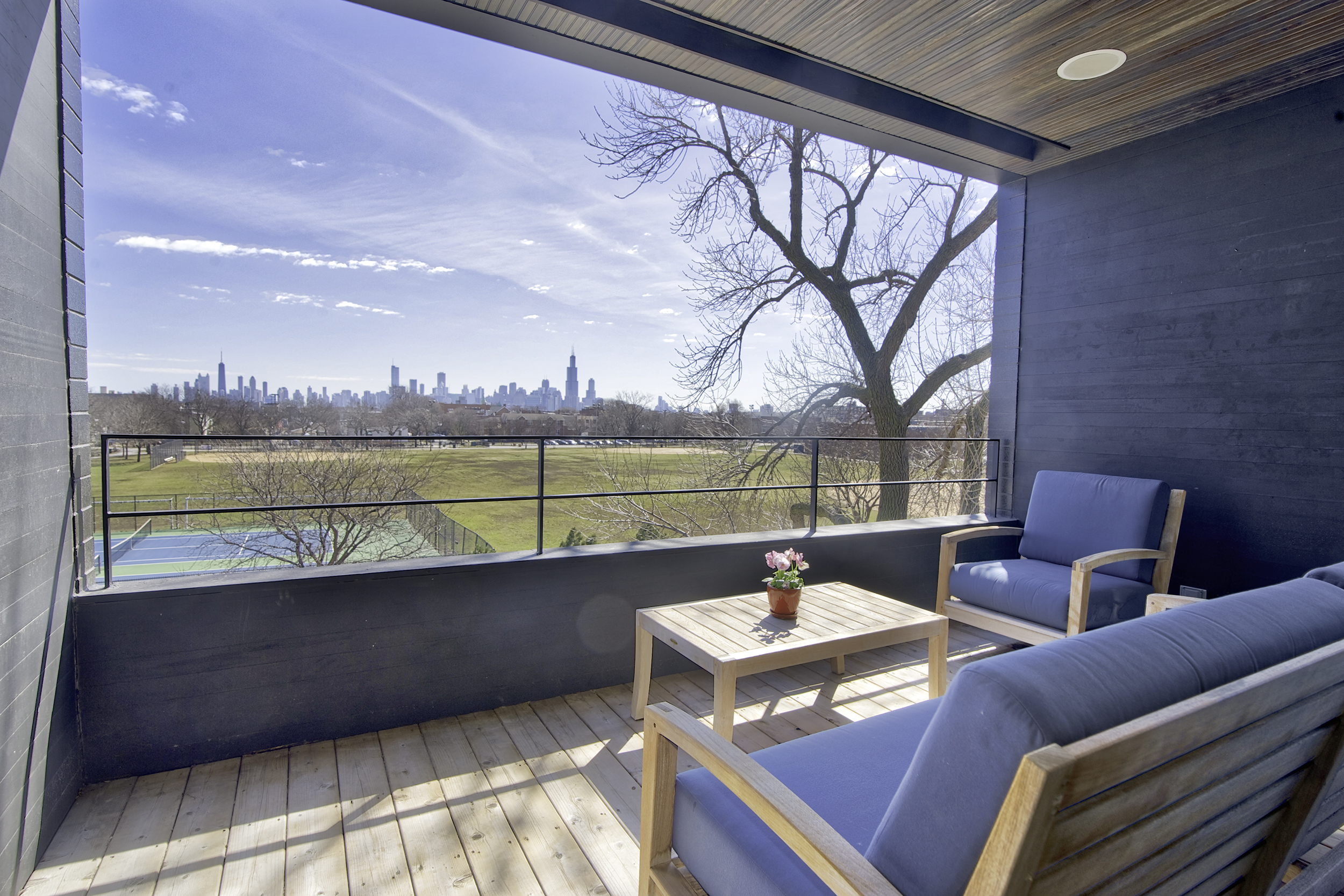 Nice HDR view of the Chicago skyline from enclosed west side balcony. 