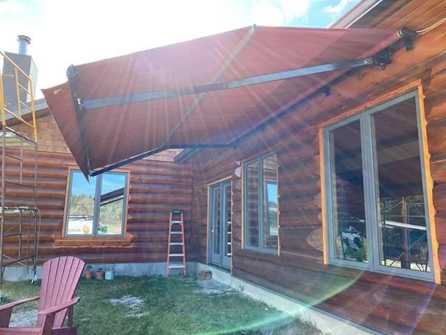 A log home beauty West of Cochrane. #yycdecks #awningsyyc #yycawnings #calgaryawnings #yycpatios #yycpatio #calgarypatios #theawningfactory #sunrooms #calgarysunrooms #yycsunrooms