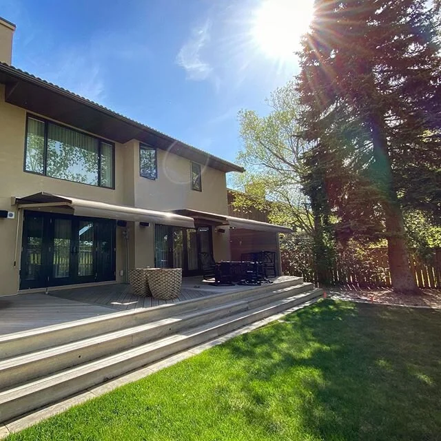 Double awnings means double the shade 🌞🌞🌞 #yycdecks #awningsyyc #yycawnings #calgaryawnings #yycpatios #yycpatio #calgarypatios #theawningfactory #sunrooms #calgarysunrooms #yycsunrooms