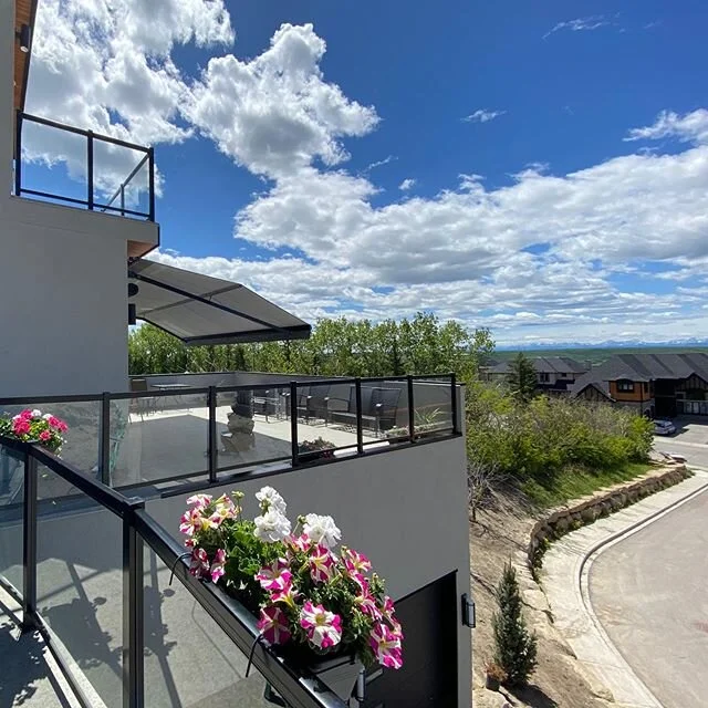The view!!! #yycdecks #awningsyyc #yycawnings #calgaryawnings #yycpatios #yycpatio #calgarypatios #theawningfactory #sunrooms #calgarysunrooms #yycsunrooms