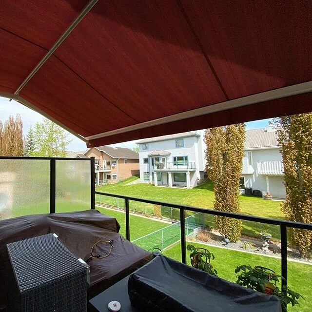 Weekend views. 
#yycdecks #awningsyyc #yycawnings #calgaryawnings #yycpatios #yycpatio #calgarypatios #theawningfactory #sunrooms #calgarysunrooms #yycsunrooms