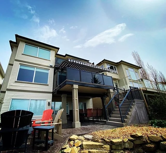 Ooooh. This backyard is perfectly complemented with this awning ❤️ #yycdecks #awningsyyc #yycawnings #calgaryawnings #yycpatios #yycpatio #calgarypatios #theawningfactory #sunrooms #calgarysunrooms #yycsunrooms