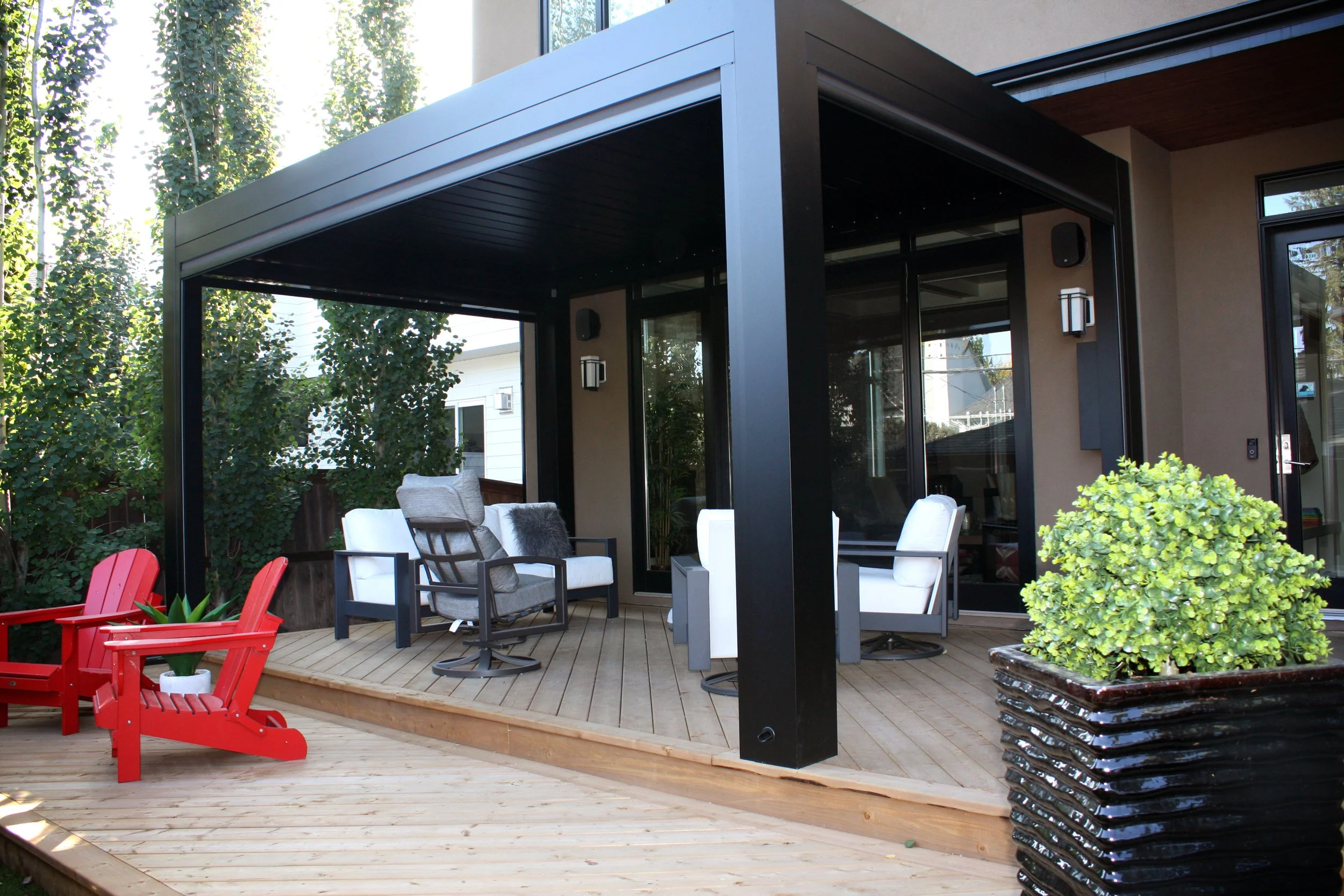 calgary_louveredroof_lousol_pergola2.jpg