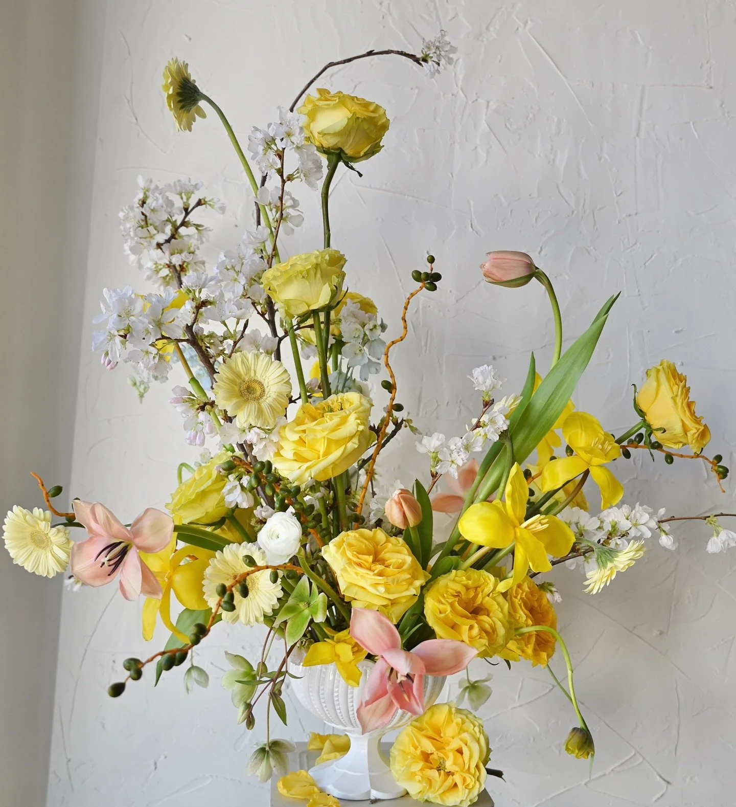 This is an ode to the fact that not pitch black outside at 4:30pm 💛😉

..
#flowers #florals #weddingflorist #floraleducation #design