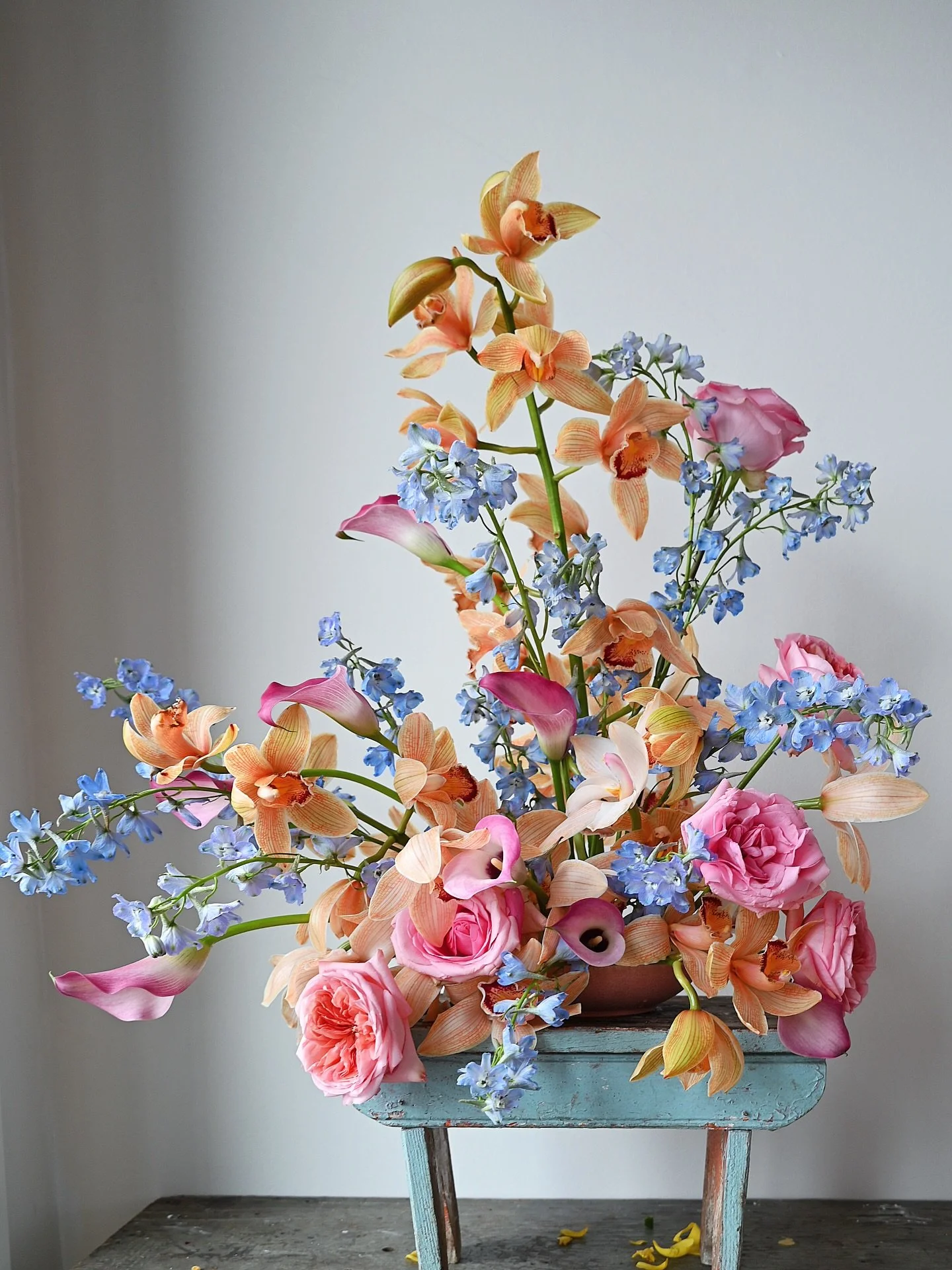 a tryst between cymbids and I 

And playing with some symmetry, a lil new for me 😉

Mechanics - @harmonyhrvst American made pin frog in my favorite, a salad bowl 💕

&hellip;
#flowers #floralart #weddingflorist #weddingplanner #flowersofinstagram
