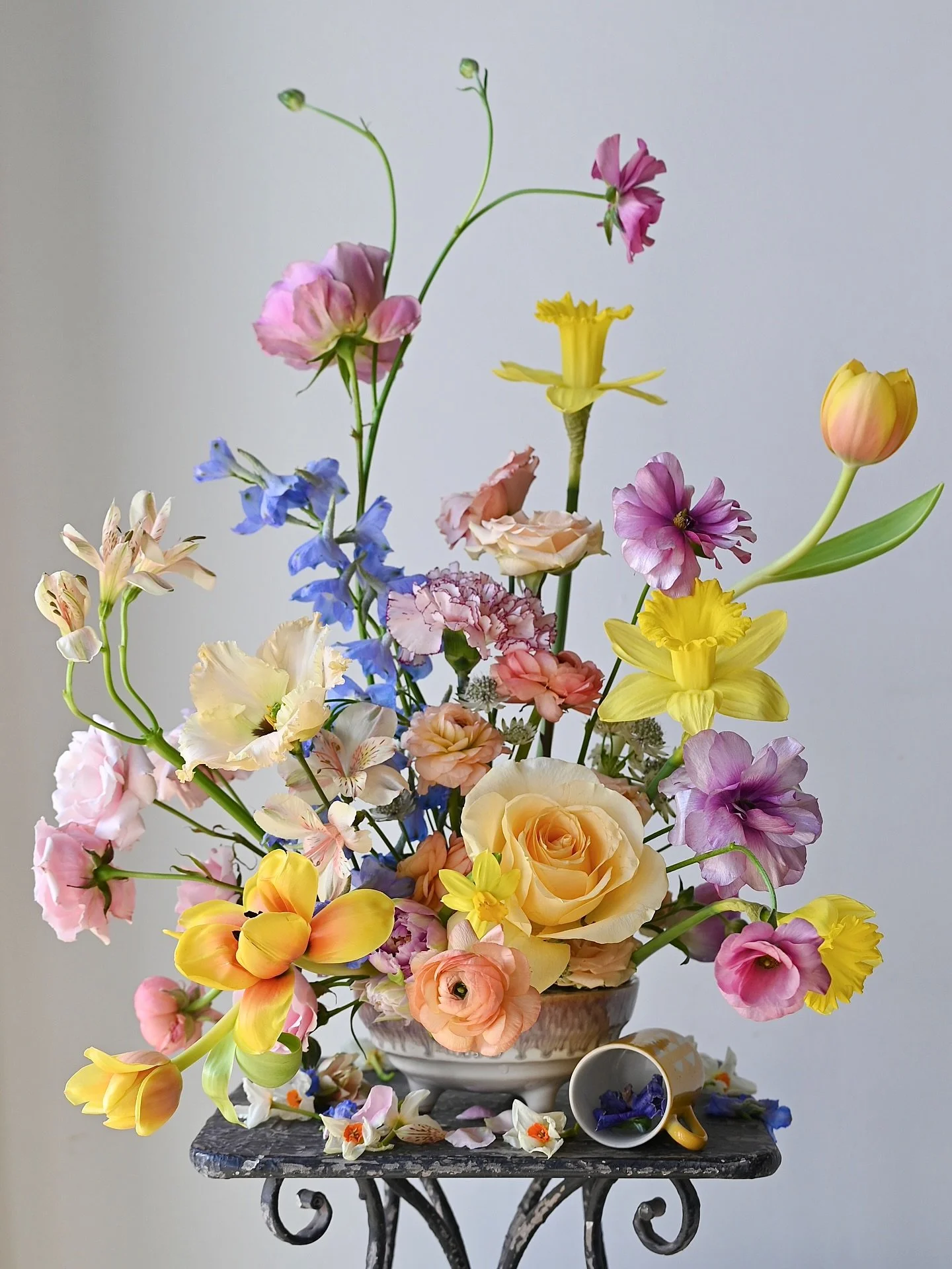 🌈 

Bloom list:

Tulip
Delphinium 
Rose
Lisianthus
Daffodil 
Ranunculus 
Spray rose 
Carnation 
Butterfly Ranunculus 
Alstromeria 

..
#flowers #floraldesign #wedding #weddingflorals