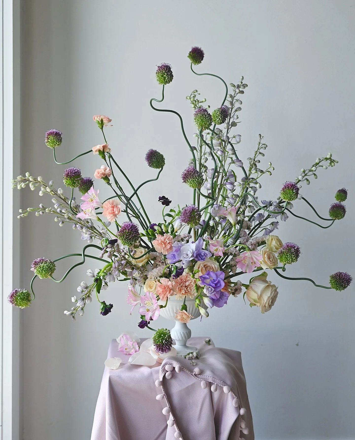 🐍

..
@thewed noted these as a 2026 floral trend and im here for it now and forever 

..
#floraldesign #floralart #floristofinstagram #weddingflowers #floraltrends