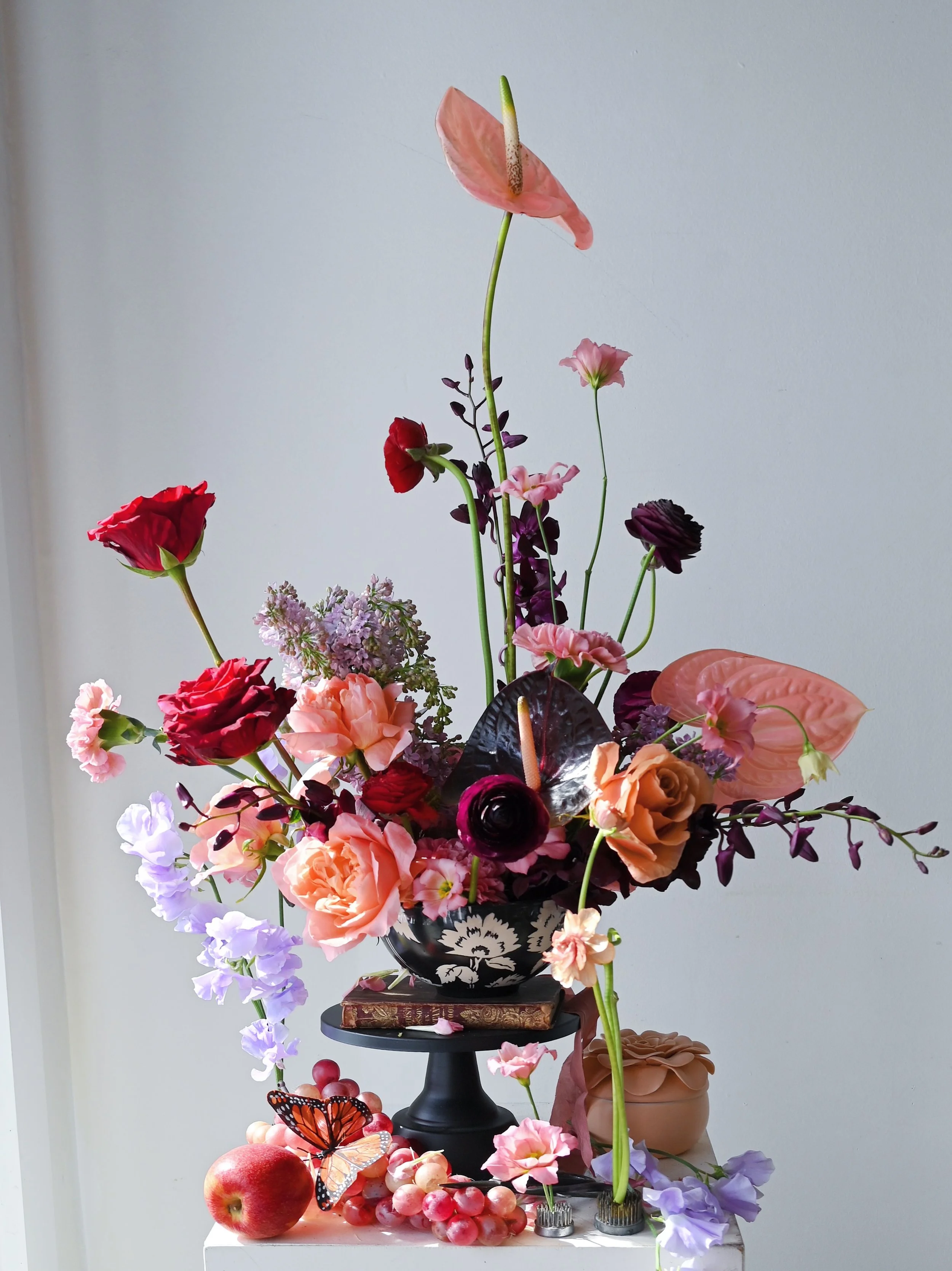 Moody spring 

Mechanic: chicken wire and pin frog from @harmonyhrvst @floralgeniusig 

Bloom list: rose, dendro orchid, sweet pea, anthurium, ranunculus, carnation, lilac, lisianthus
..
#flowers #wedding #weddingflowers #floraldesigner #mood