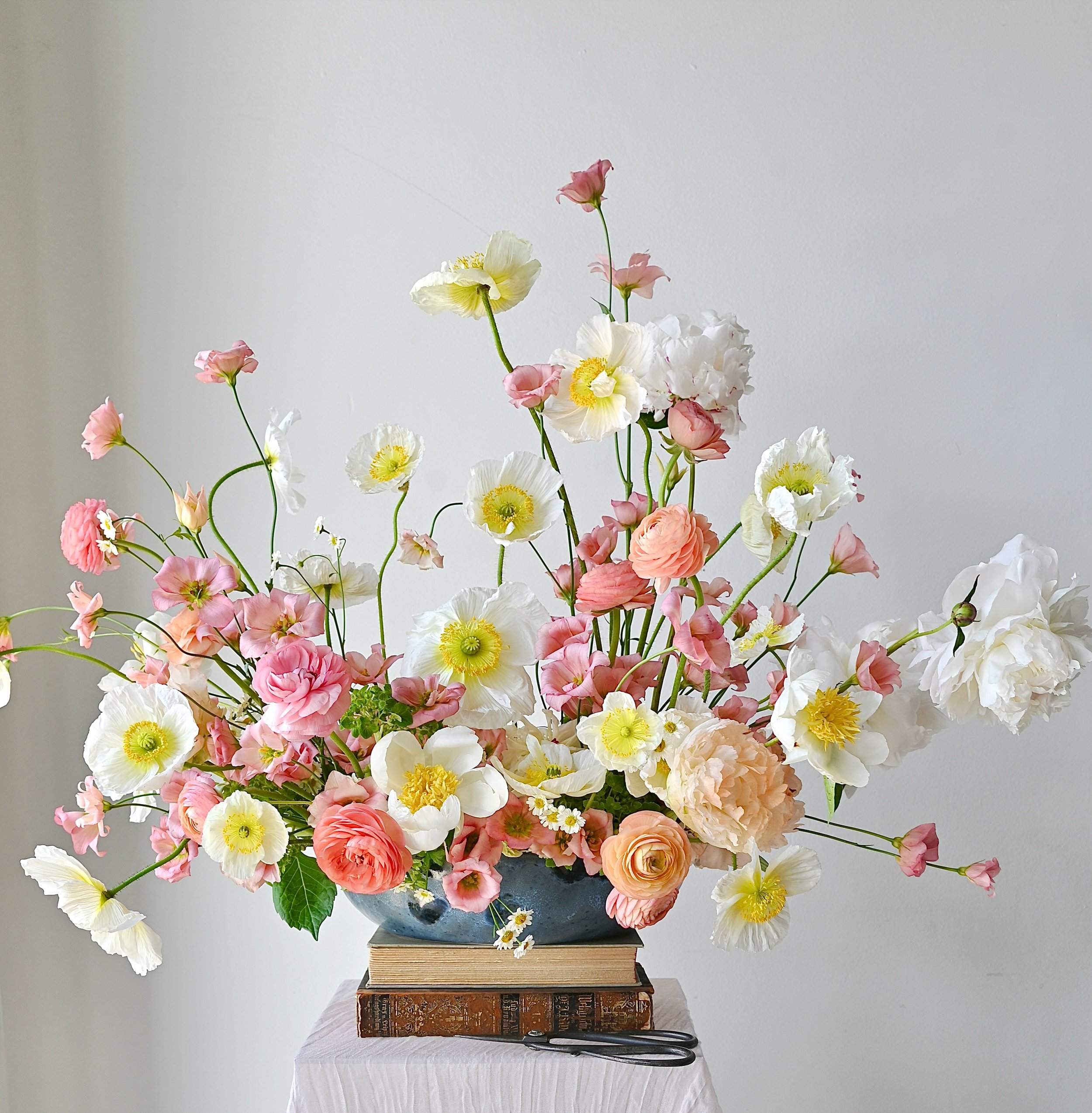 Poppies are poppin 

Thinking of hosting an advanced class in July, maybe August. If you have a preference drop a note below please! Should launch next week 😊

Bowl @accentdecorinc 
..
#flowers #florals #floraldesign #floristjakartaselatan