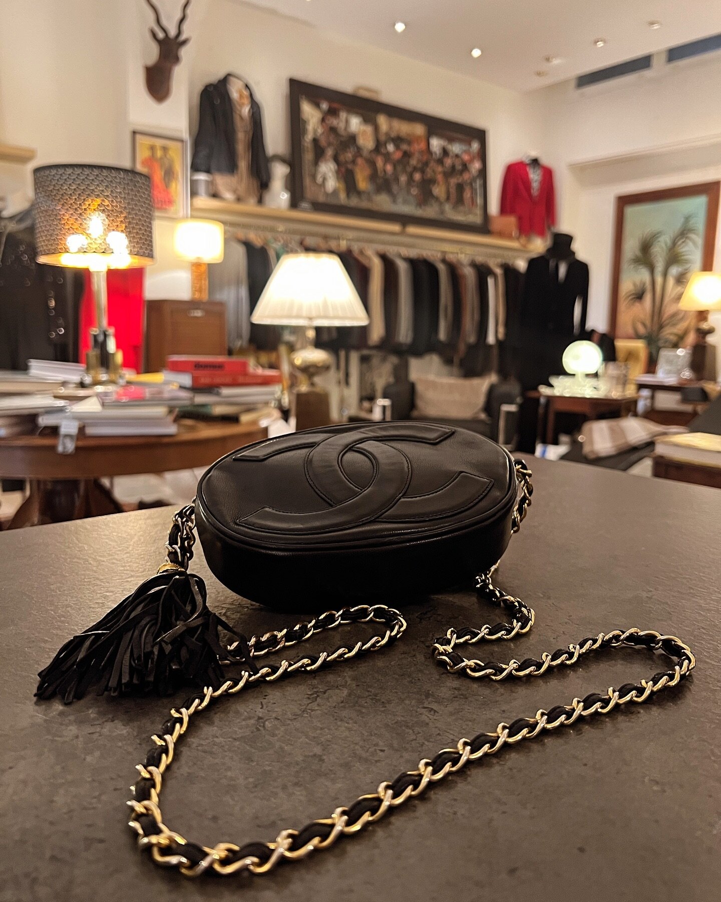 Fashion changes - style remains (Coco C.) 

Beautiful small (blk) Chanel handbag from 1990.
Dont worry there is more Chanel in store !

#vintage #vintagemarbelladejavu #uniquearticles #vintageluxuryfashion #vintagefurniture #oldtownmarbella #marbella