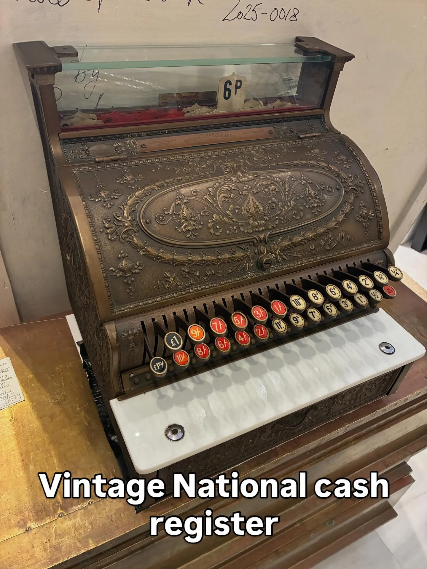 Some unique things that just arrived in the shop.
#shoppingmarbella #vintageshopping