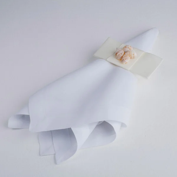 APT080-loke-decore-amarradosepingentes-chanelgorguraobrancominiconchas.jpg