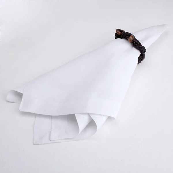 APT095-loke-decore-amarradosepingentes-palhamarromcontasmadeira.jpg