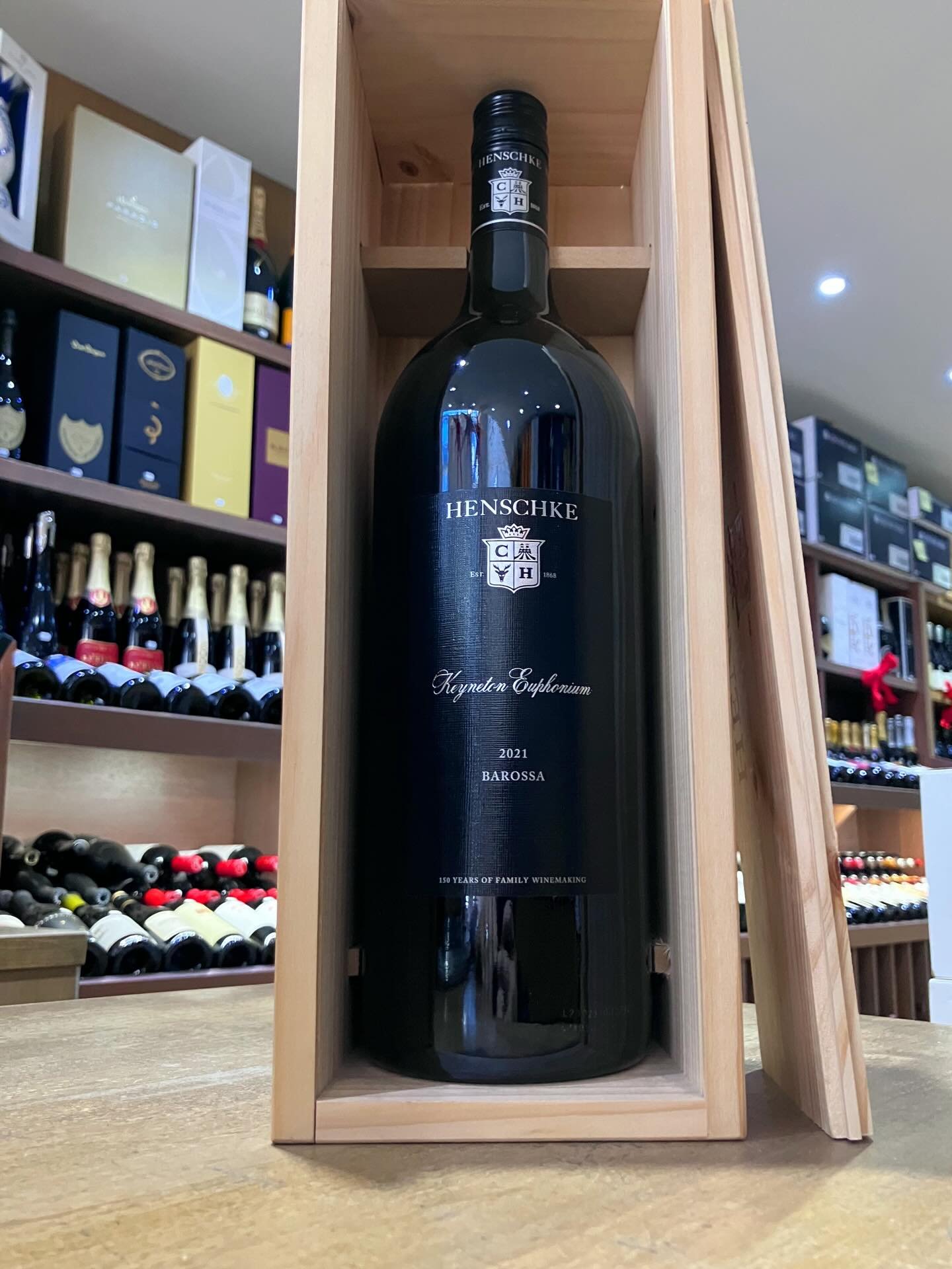 Henschke Keyneton Euphonium 2021 magnum.
This highly rated wine comes from one of Australia&rsquo;s best wineries with grapes from the Barossa and Eden Valleys. The blend of Shiraz, Cabernet Sauvignon, Cabernet Franc and Merlot create a complex wine 