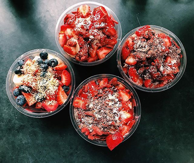 We got reeeeeally basic in #SF with the @basikacai The Islander acai bowl with goji berries, homemade granola, strawberries, cacao nibs, coconut flakes and extra honey made us feel oh-so-healthy after long days at the wineries in Napa. This deletes a