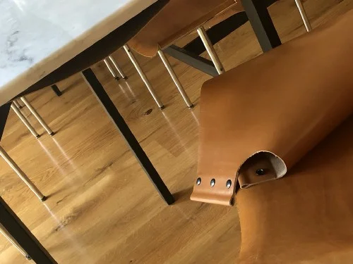 Yutian’s leather shelves match the ‘50’s chairs perfectly