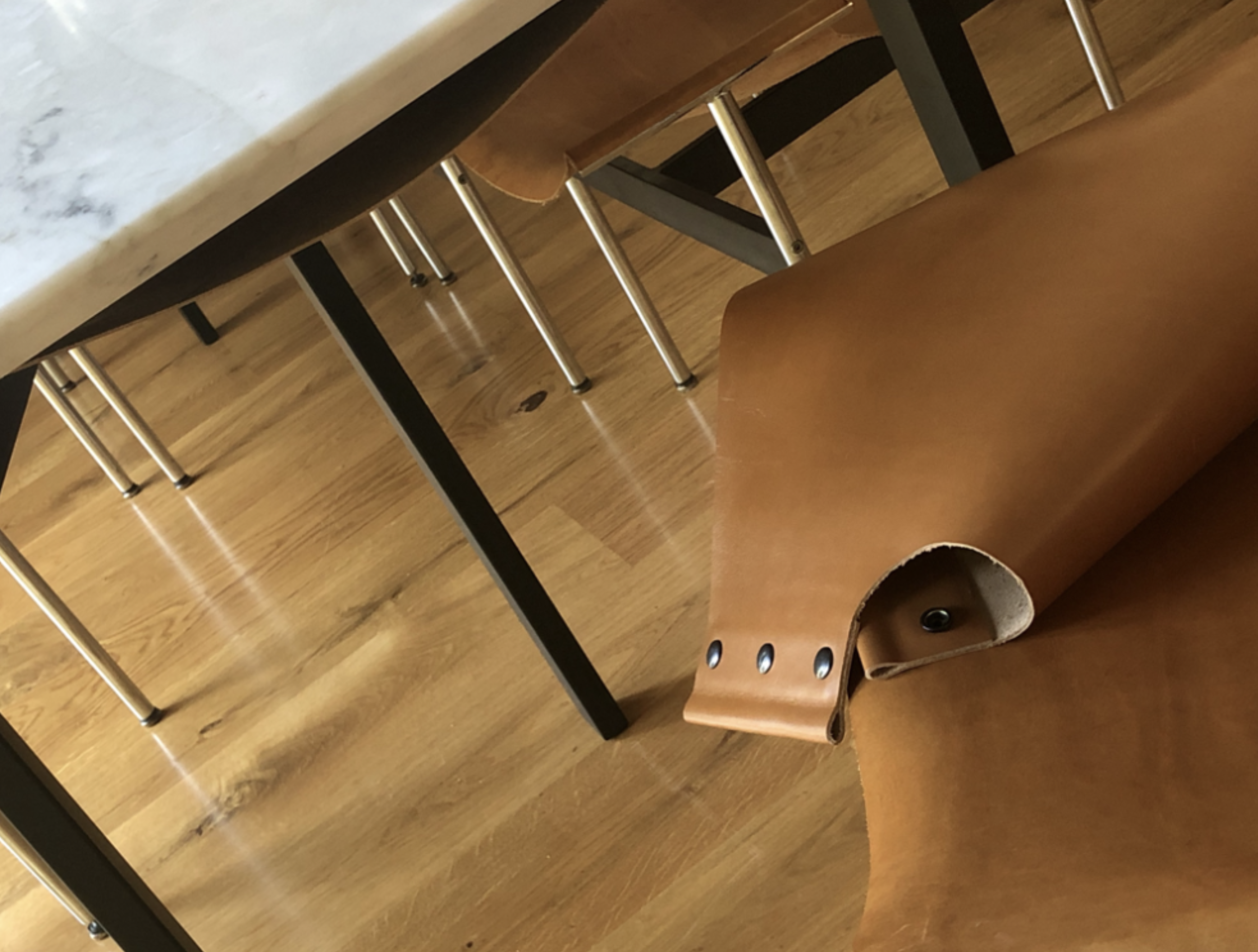 Yutian’s leather shelves match the ‘50’s chairs perfectly.