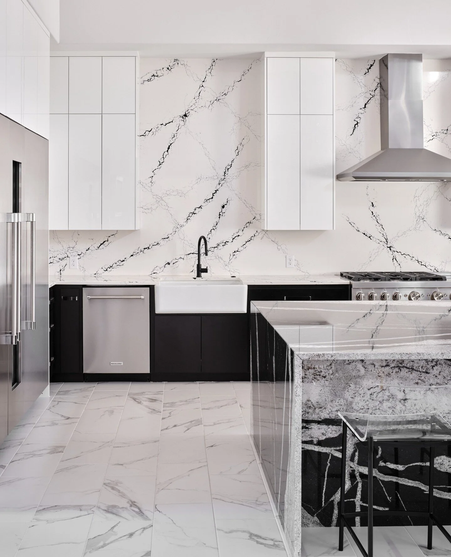 From the sleek cabinets to the sparkling countertops, every detail of our modern kitchen has been carefully crafted for style and functionality.⁠
.⁠
.⁠
.⁠
#kitchencabinets #countertops #luxuryhomedesign #homedesigninspo #modernhomes #kitcheninspirati