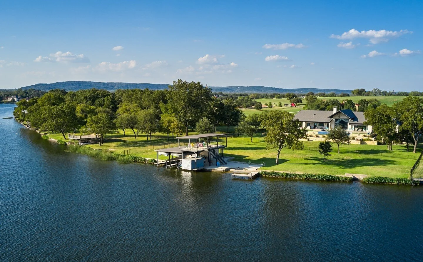 Lake side dreams!⁠
.⁠
.⁠
.⁠
⁠
#buildersofig #buildersofinsta #buildersofinstagram #ighome #homebuilder #customhomes #customhome #custombuild #homebuilders #housebeautiful #contractor #contractors #customhomebuilder #homebuilding #mydomaine #homeinspo
