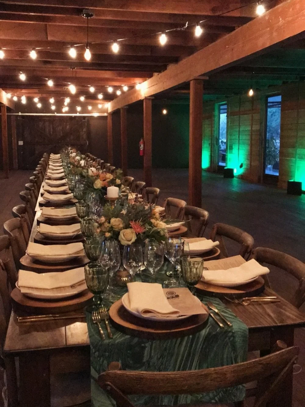 This is your sign to pay extra for specialty lighting for your next event. Lighting enhances every detail, creates an intentional vibe, and just looks really freaking cool. 

#PuraEventDesign #PuraPresentations #EventDesign #SmallBusiness  #EventPlan