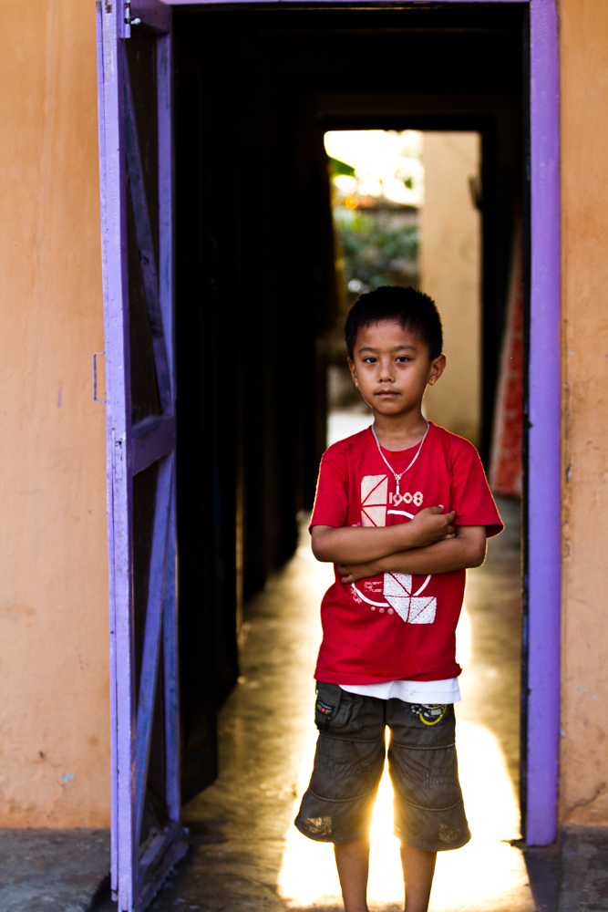 20120511_nepal_kid_purple_door-2.jpg