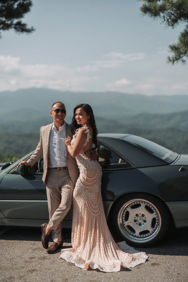 Engagement photos with a classic car, by Henry M Production