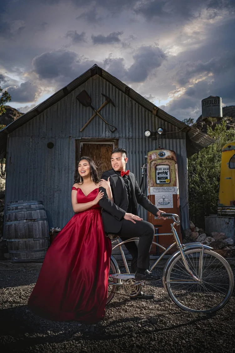 Engagement photos with a vintage bicycle, by Henry M Production