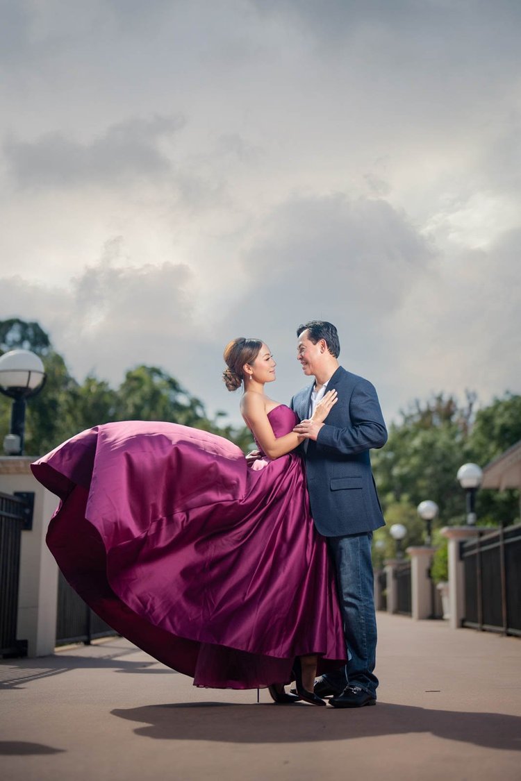 Engagement photos with a flowing red gown, by Henry M Production