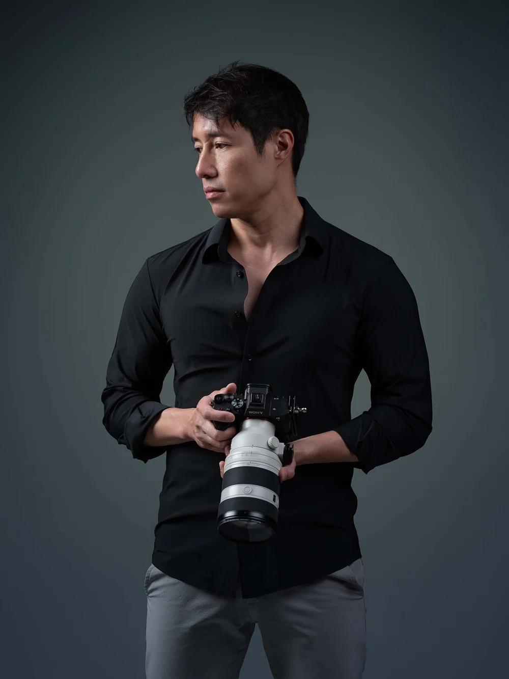 Henry M Nguyen, Vietnamese wedding photographer in Tampa, holding his camera