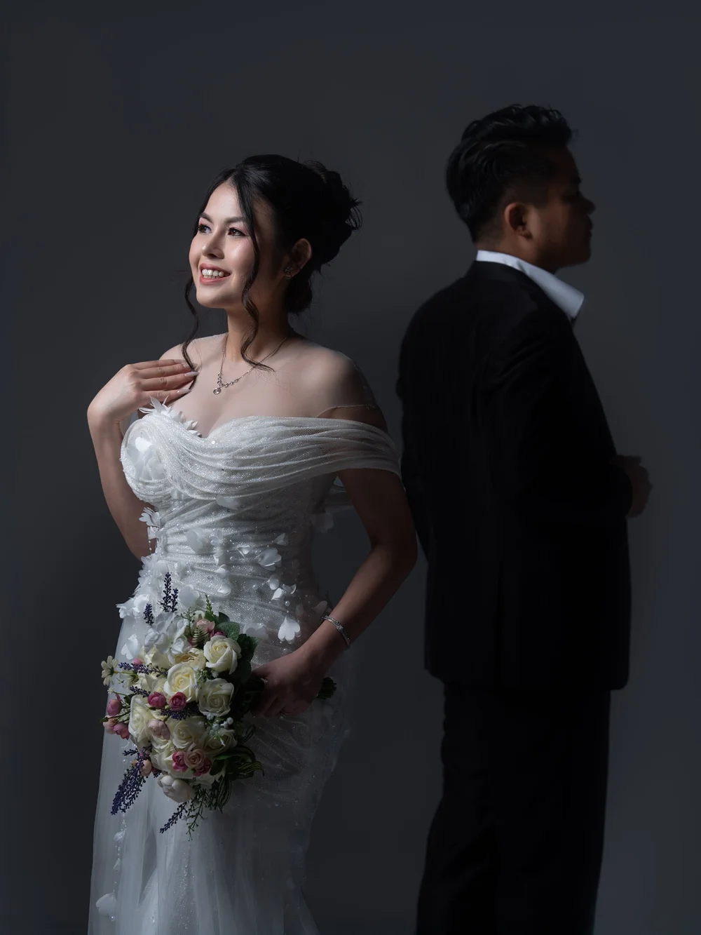 Cô dâu chú rể chụp ảnh prewedding trong studio tại Tampa bởi Henry M Production