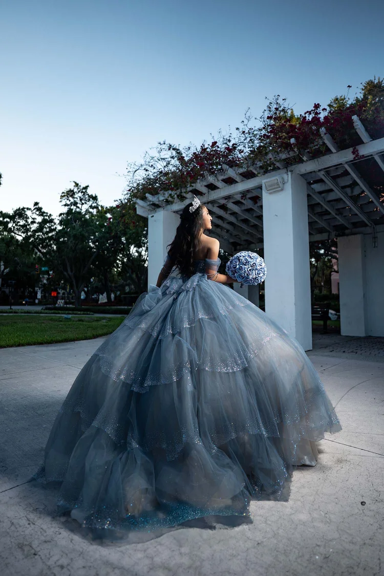 Quinceañera portrait under a pergola at blue hour, by Henry M Production