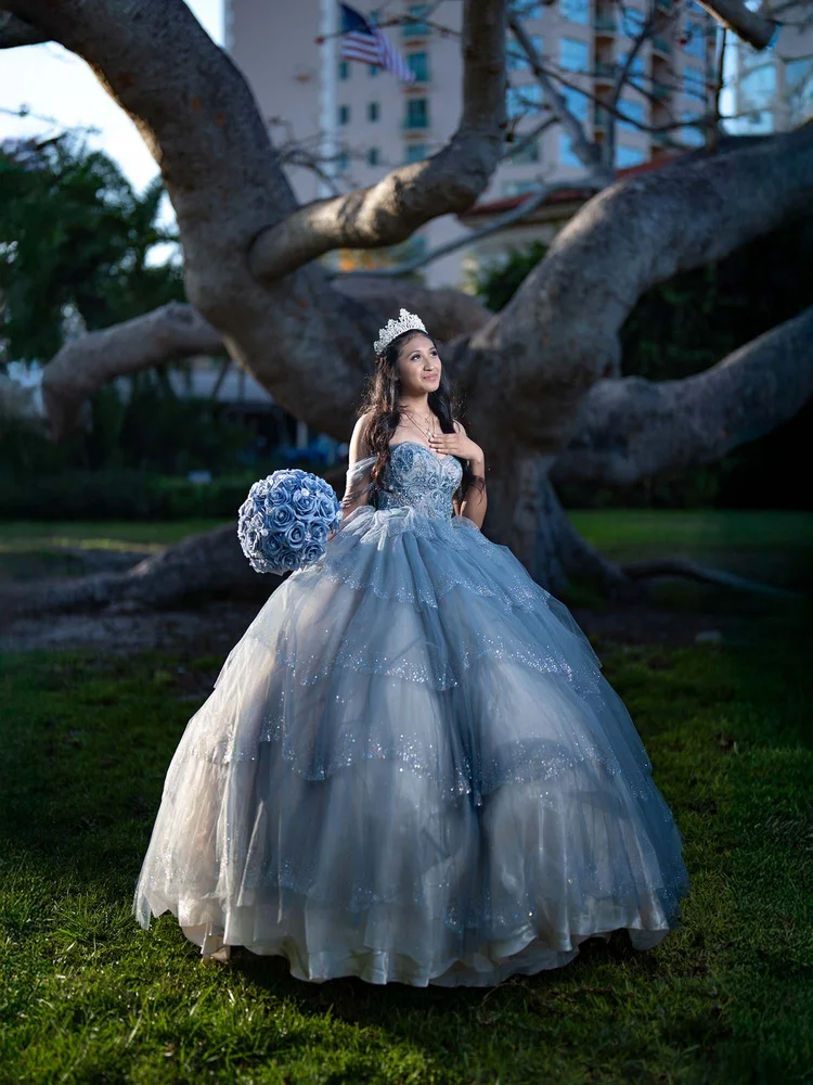 Quinceañera portrait under a grand oak tree, by Henry M Production
