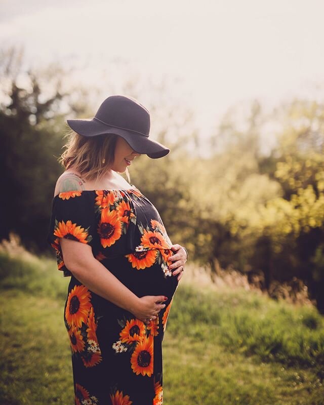 Beautiful Mama 🧡 .

Update on 2020 🗓 :  with the exception of Watch Me Grow sessions yet to be scheduled, May-October is FULL! You guys blew me away after my last post!  Can&rsquo;t wait to see everyone again this year!