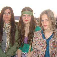 Violetta with her mother and sister.
