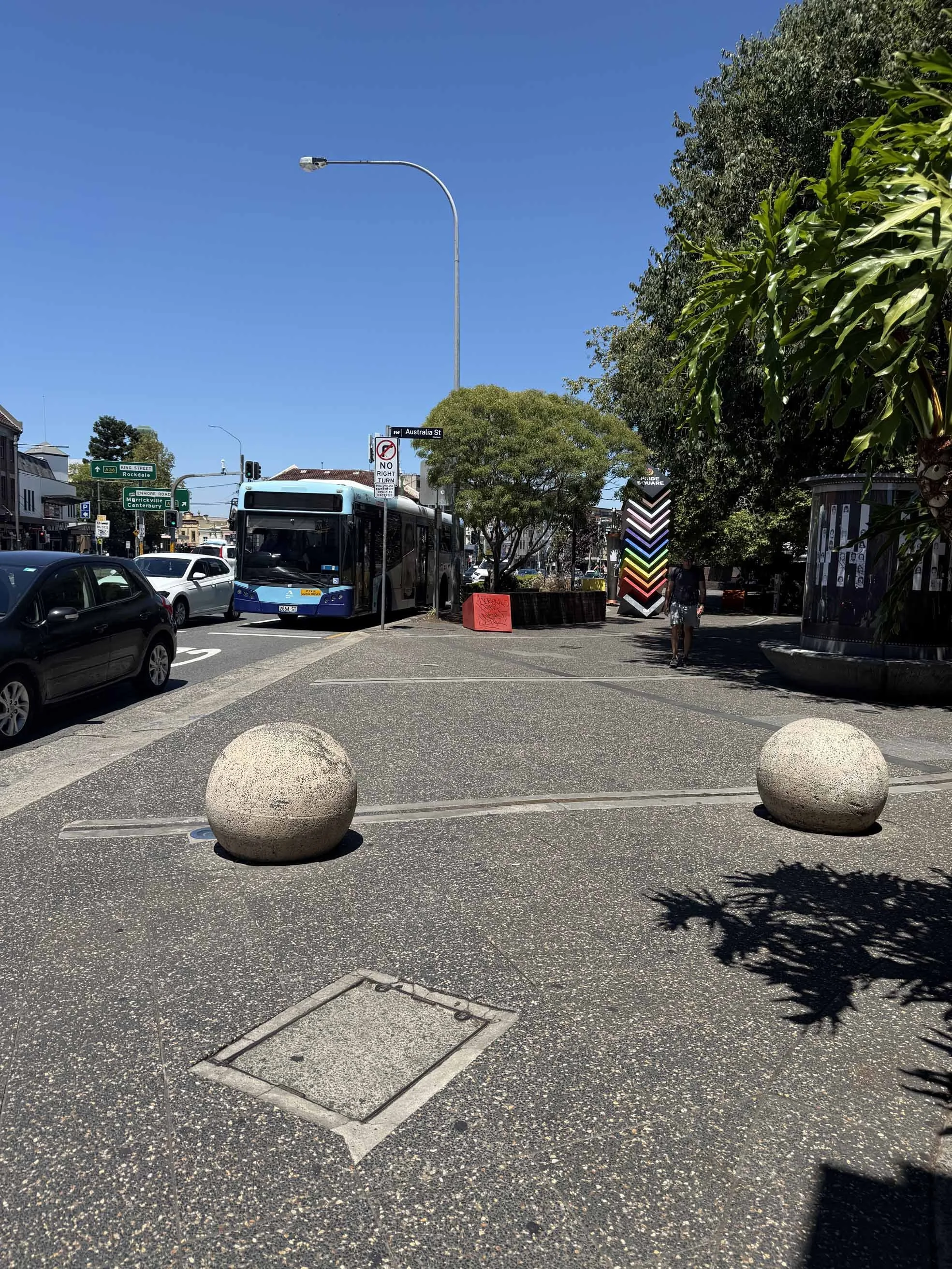  At the intersection of King Street and Enmore Road, traffic is heavy. 