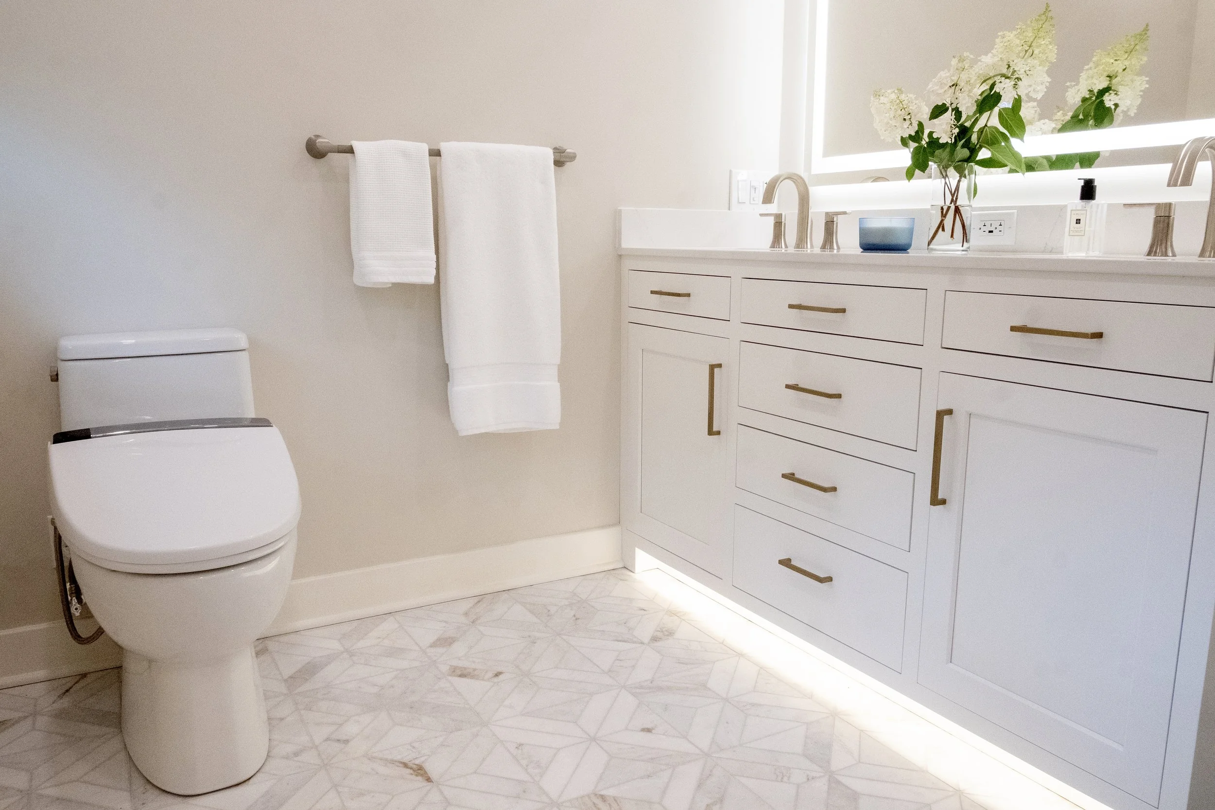 145 w hutchinson bathroom upstairs 2 F5132 r ad copy.jpg