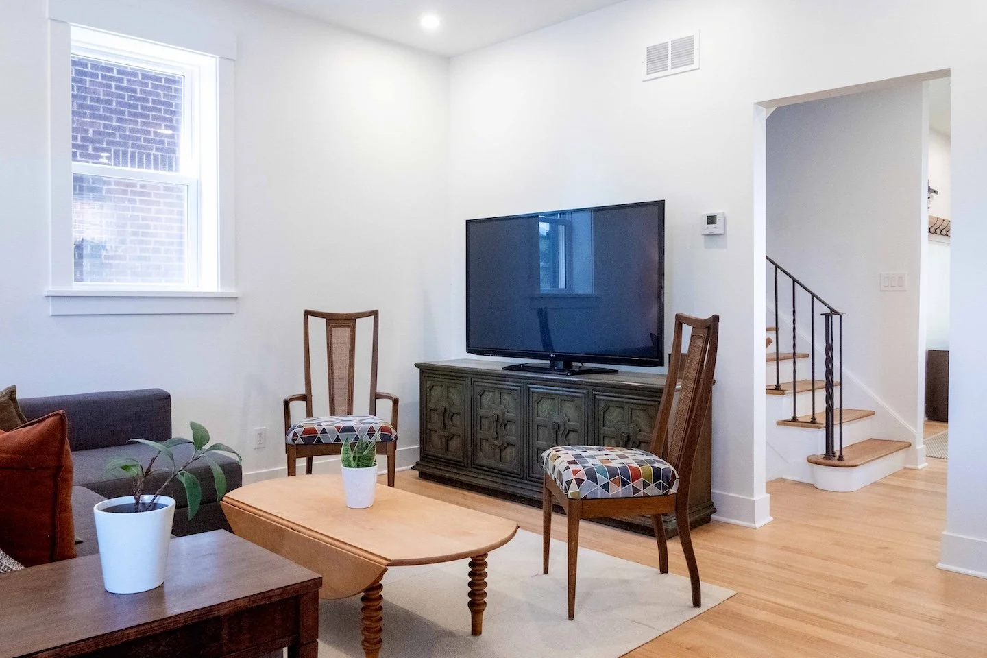 6453 monitor living area F2303 r ad sm copy.jpg