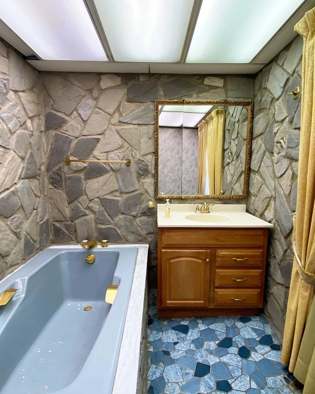 Master Bath Before.jpg