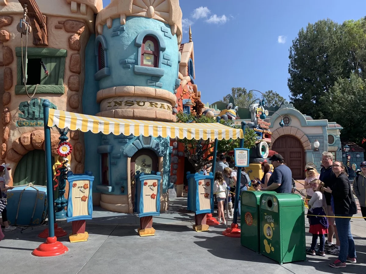 disneyland fastpass maxpass roger rabbit kiosk 1.jpeg